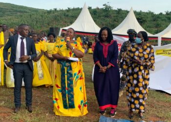 Minister Babalanda addressing Buvuma residents