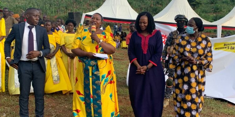 Minister Babalanda addressing Buvuma residents