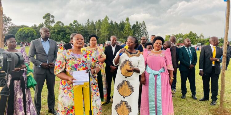 Hon Babalanda addressing the people of Hoima