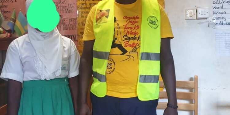 Tunura Brian with the Victim at Masindi Police