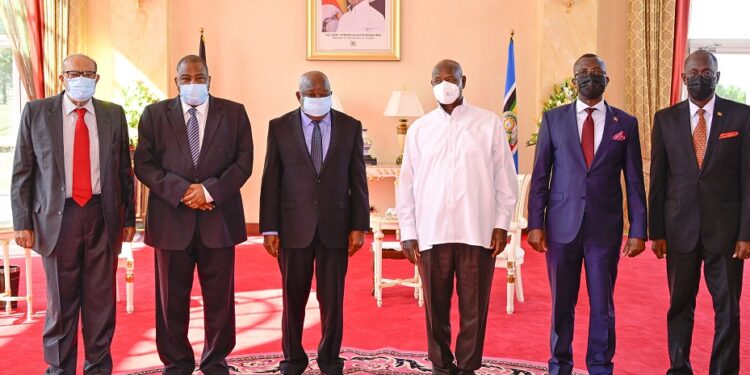 Mozambique’s High Commissioner to Uganda Jeromino Rosa Joao and his delegation (L) pose for a photo with Present Museveni after presenting his credentials at State House Entebbe on Tuesday. PPU Photo