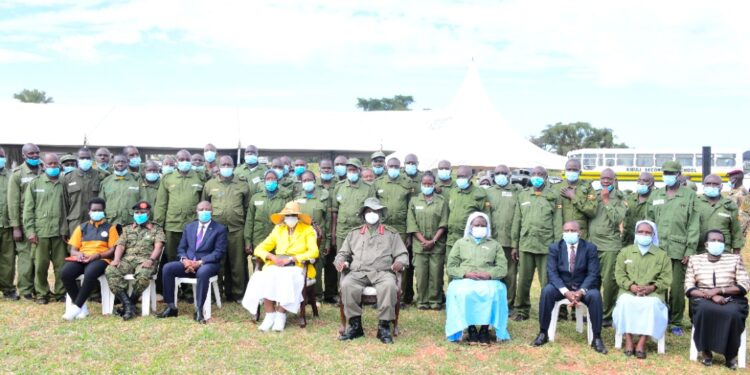 President Museveni,  Maama Janet in a group photo with Head Teachers from the Eastern Region
