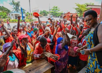 Ms. Flora Kabibi (right) urging the excited market vendors to embrace government programmes at the Bombo 20 mile Market vendors in Bombo town Luwero district on 24th October 2023. Photo by PPU/ Tony Rujuta.