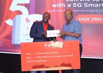 Home Broadband Director at Airtel Uganda, Denis Kahindi (L), handing over the first 5G Home Broadband Device to Fred Kasumba(R), the winner of the Airtel – Wednesday Night Golf monthly mug tournament. The 5G  Home Broadband Device  is a gateway to a world of possibilities allowing users to experience higher multi-Gps peak data speeds, more reliability, massive network capacity, increased availability while exploring the internet for entertainment, gaming, streaming, or remote work.