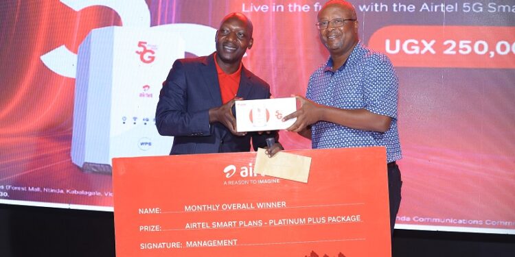 Home Broadband Director at Airtel Uganda, Denis Kahindi (L), handing over the first 5G Home Broadband Device to Fred Kasumba(R), the winner of the Airtel – Wednesday Night Golf monthly mug tournament. The 5G  Home Broadband Device  is a gateway to a world of possibilities allowing users to experience higher multi-Gps peak data speeds, more reliability, massive network capacity, increased availability while exploring the internet for entertainment, gaming, streaming, or remote work.