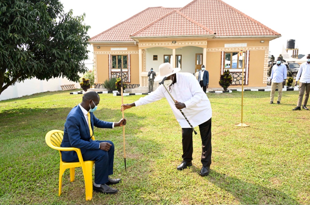 El presidente Museveni elogia a la masa de Bunyoro para siempre apoyar al gobierno del NRM mientras invitado a la comunidad de la caída NRA Karoli Kamanyire.
