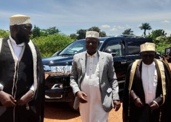 Jinja District Khadhi(L)Sheikh Ismail Adi Basoga,the UMSC National Chairman Prof Dr Mohammed Lubega(M) and the Assistant Mufti/Regional Khadhi Dr Hussein Mohammed Bowa during a recent locus meeting in Jinja.