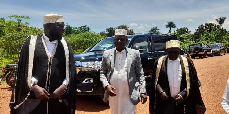 Jinja District Khadhi(L)Sheikh Ismail Adi Basoga,the UMSC National Chairman Prof Dr Mohammed Lubega(M) and the Assistant Mufti/Regional Khadhi Dr Hussein Mohammed Bowa during a recent locus meeting in Jinja.