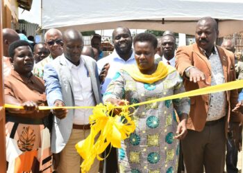 The Vice President of Uganda HE. Jessica Alupo & FAO representative in Uganda Antonio Querido commission a community-based poultry breeding center & water for production facilities in Katakwi District. Photo：@FAOUganda