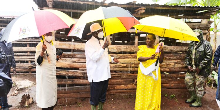 Maama Janet and President Museveni visited Mrs. Fausta Nalweyiso on Monday in Kibumbiro, Busega. The President praised her dedication to the Parish Development Model through her piggery project which he found very impressive.